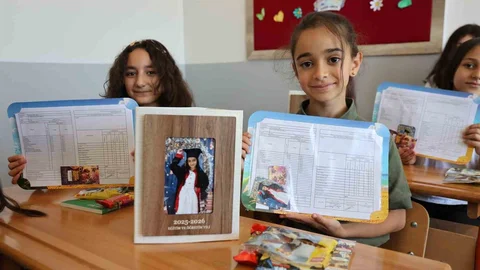 Elazığ'da Karneler Dağıtıldı