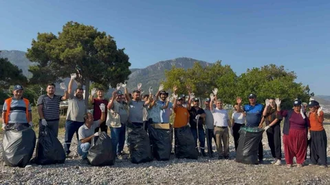 Mersin'de Gençlerden Temizlik Etkinliği