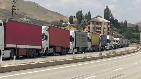 Hakkari'de Tır Kuyruğu Oluştu