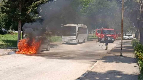 Adana'da Park Halinde Otomobil Yandı
