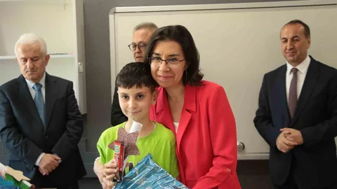 Uşak’ta Öğrencilerin Karneleri Dağıtıldı