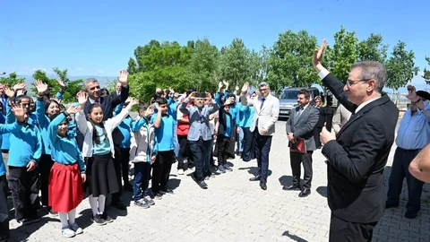 Erzurum'da Öğrencilerin Karne Sevinci