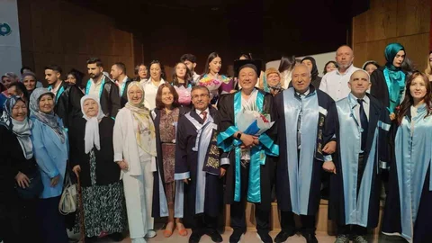 64 Yaşında Mezuniyet Sevinci Yaşadı