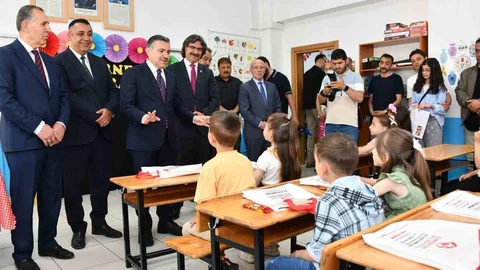 Gümüşhane'de Karneler Dağıtıldı