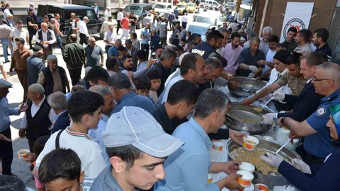 Bulanık’ta 5 Bin Kişiye Aşure İkramı Yapıldı