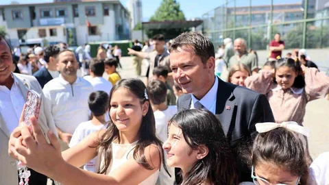 Bursa'da Karneler Dağıtıldı
