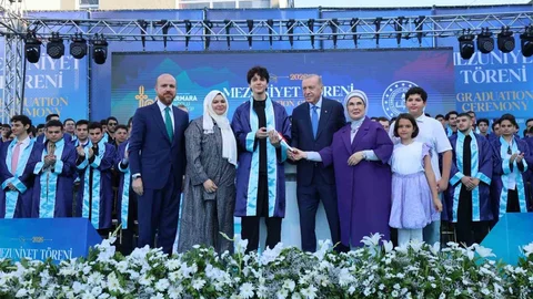Cumhurbaşkanı Erdoğan Torununa Diploma Verdi