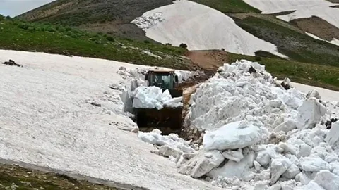 Bitlis'te Karla Mücadele Devam Ediyor