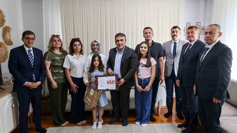 Bilecik'te Evde Eğitim Alan Öğrenciye Karnesi Verildi
