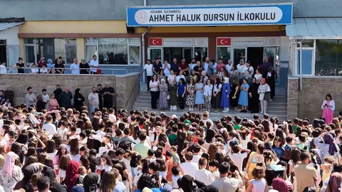 Sultanbeyli'de Öğretmene Duygu Dolu Veda