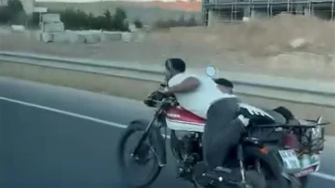 Elazığ'da Tehlikeli Motosiklet Yolculuğu