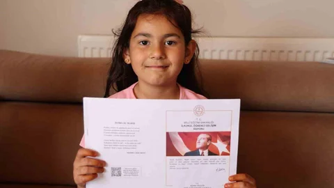 Minik Öykü Karnesine Kavuştu