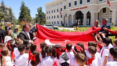1071 Öğrenciden Mozaik Türk Bayrağı Açılışı