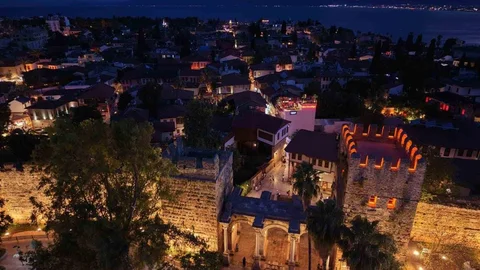 Antalya’nın Tarihi Üçkapılar Aydınlatıldı