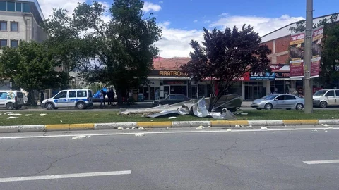 Erzincan'da Şiddetli Rüzgar Hasara Yol Açtı