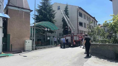Kütahya'da Mahsur Kalan Serçe Kurtarıldı