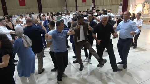 Fildişi Sahilli Gençlerin Renkli Düğün Eğlencesi