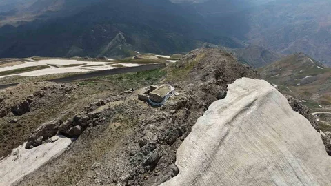 Mereto Dağı'nda Yaz Ortasında Kartopu Keyfi