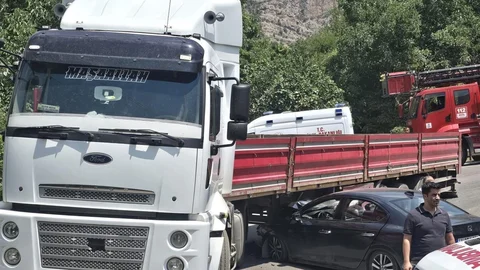 Hakkâri'de Otomobil Tırla Çarpıştı