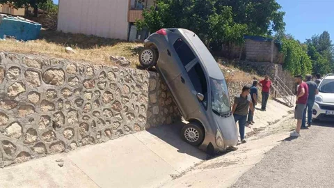 Adıyaman'da Otomobil İstinat Duvarından Düştü