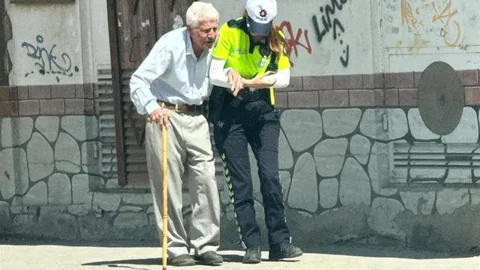 Adıyaman'da Trafik Polisinden Yardım Eli