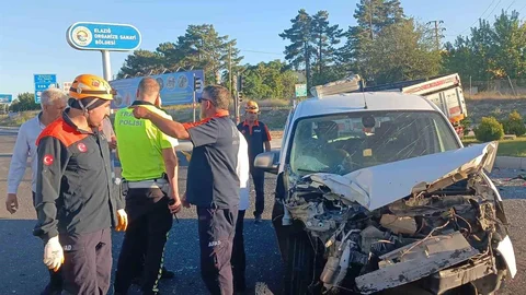Elazığ'da Kamyon ve Hafif Ticari Araç Çarpıştı