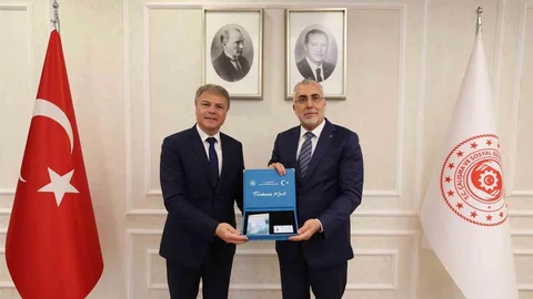 Bakan Işıkhan'dan Turkuaz Kart Taktimi