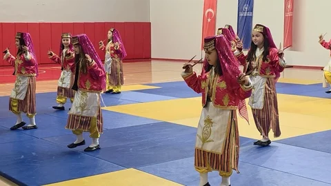 Çorum'da Gençlerin Gösterisi İlgiyi Çekti
