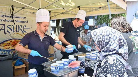 Nilüfer'de Aşure Dağıtımı Devam Ediyor