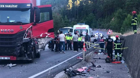 Burdur'da Tır ve Hafif Ticari Araç Çarpıştı