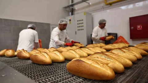Antalya'da Halk Ekmek Üretimi Başarıyla Devam Ediyor
