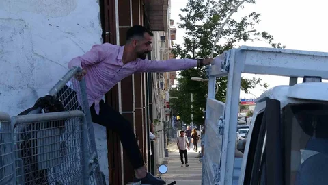 Malatya'da Kaldırıma Park Edilen Kamyonet Trafiği Kilitledi