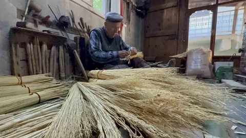 Kemal Dede 60 Yıldır Süpürge Üretiyor