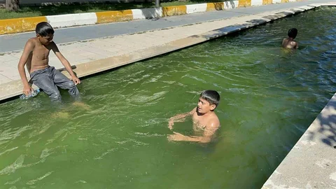 Elazığ'da Süs Havuzuna Giren Çocuklar