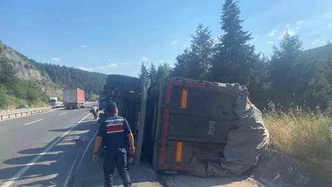 Bilecik'te Tır Yan Yattı