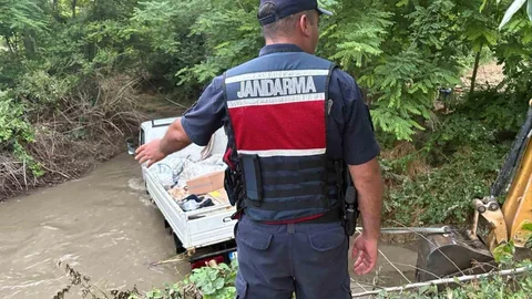 Bilecik'te Kamyonet Dereye Düştü