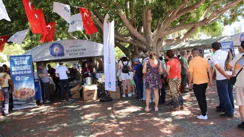 Antalya'da Aşure İkramları Devam Ediyor