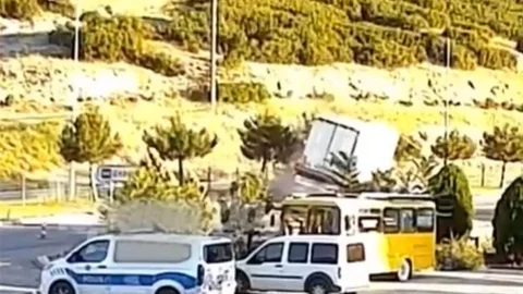 Isparta'da Tır Devrildi