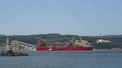 Çanakkale Boğazı'ndan Geçiş Yapan Gemi