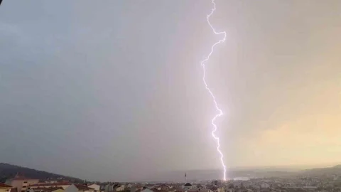 Çanakkale'de Yıldırım Yangın Çıkardı