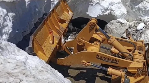 Bingöl'de Yaz Ortasında Kar Temizliği