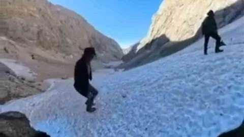 Tunceli'de Karagöl Şelalesi'nde Buz Manzarası