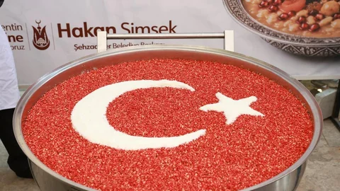 Manisa'da Aşure İkramı Yapıldı
