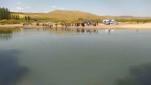 Sivas'ta Suya Giren Gençlerden Biri Hayatını Kaybetti