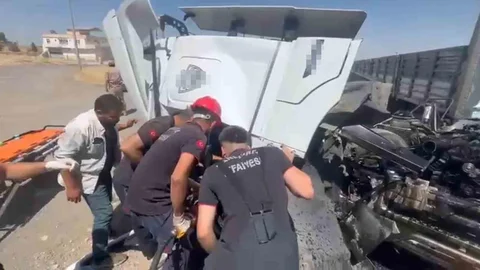 Şanlıurfa'da Tır ve Kamyon Çarpıştı