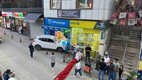 Artvin'de Kontrolden Çıkan Otomobil İş Yerine Girdi