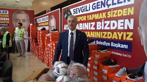 Şahinbey'de Spor Ayakkabı Dağıtımı Devam Ediyor