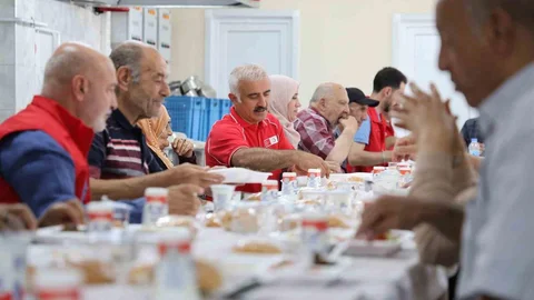 Elazığ'da Kızılay'dan Huzurevi Ziyareti