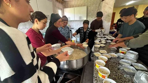 Damal'da Aşure Lokması Dağıtımı