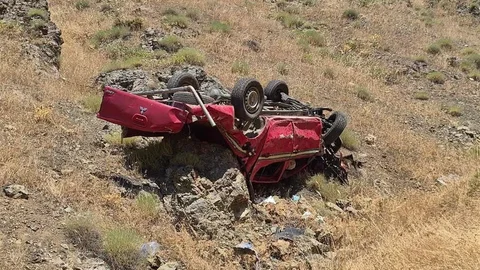 Elazığ'da Yangın Aracı Uçurumdan Düştü